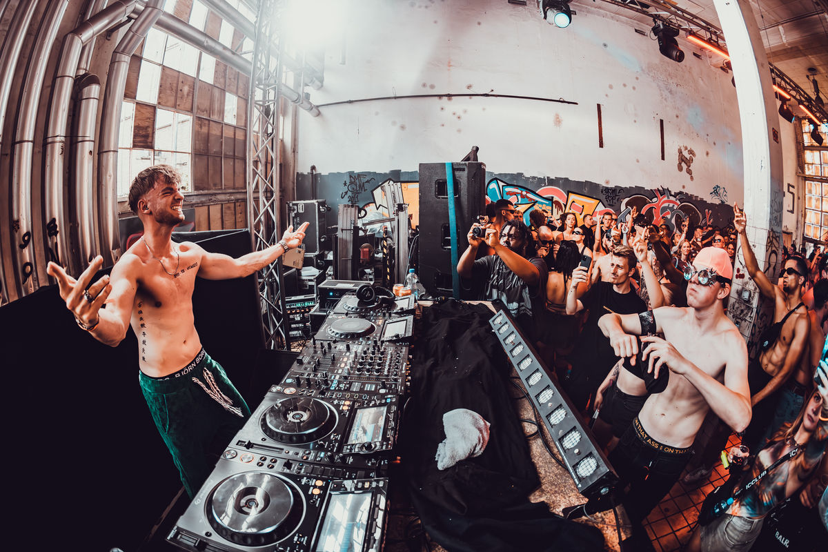 Loading... just a sec